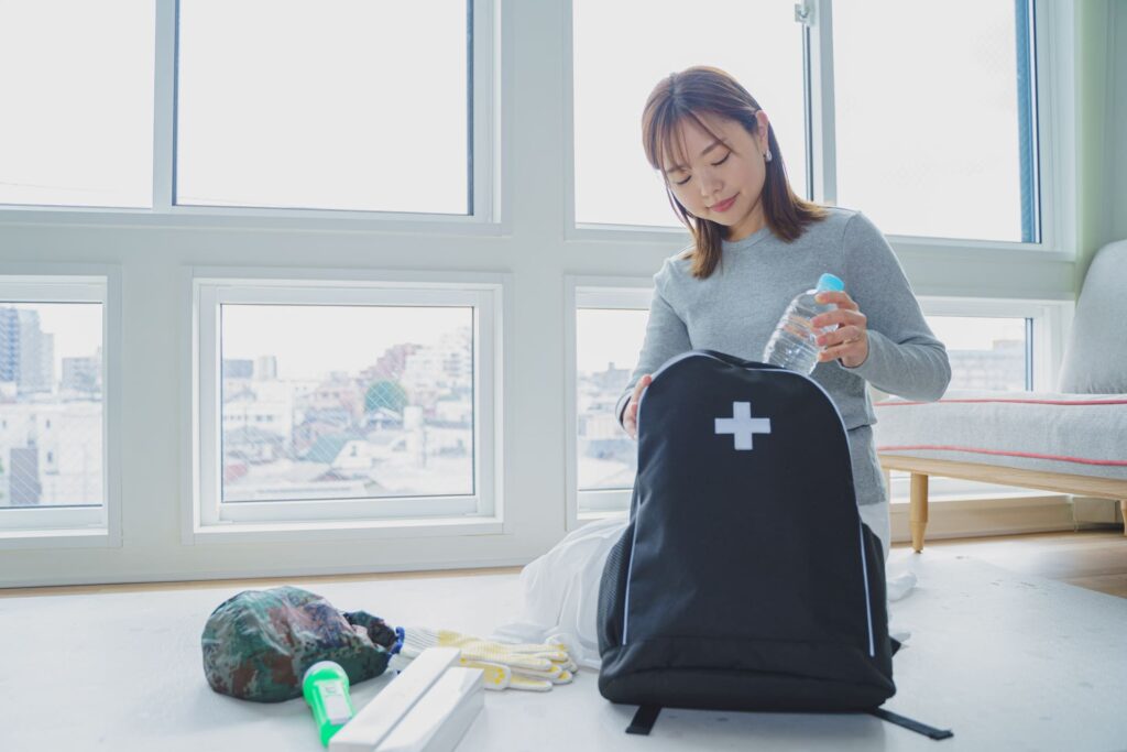 防災用品を備える様子